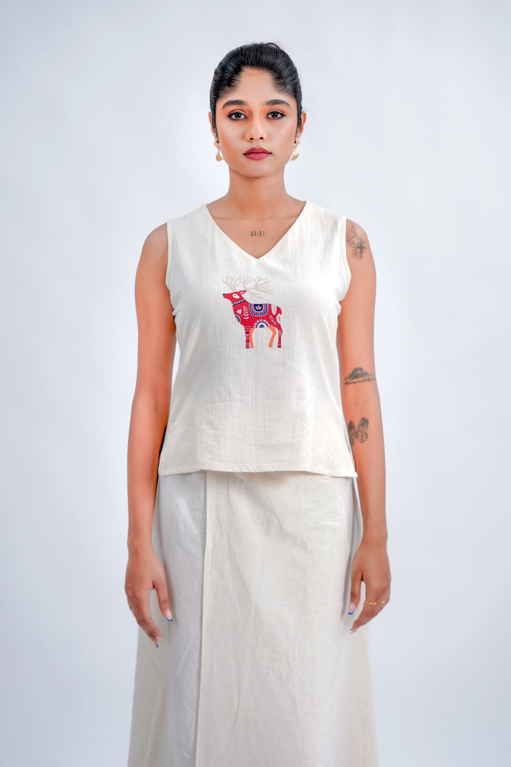 LINEN COTTON SHORT TOP V NECK WITH RED DEER MOTIF
