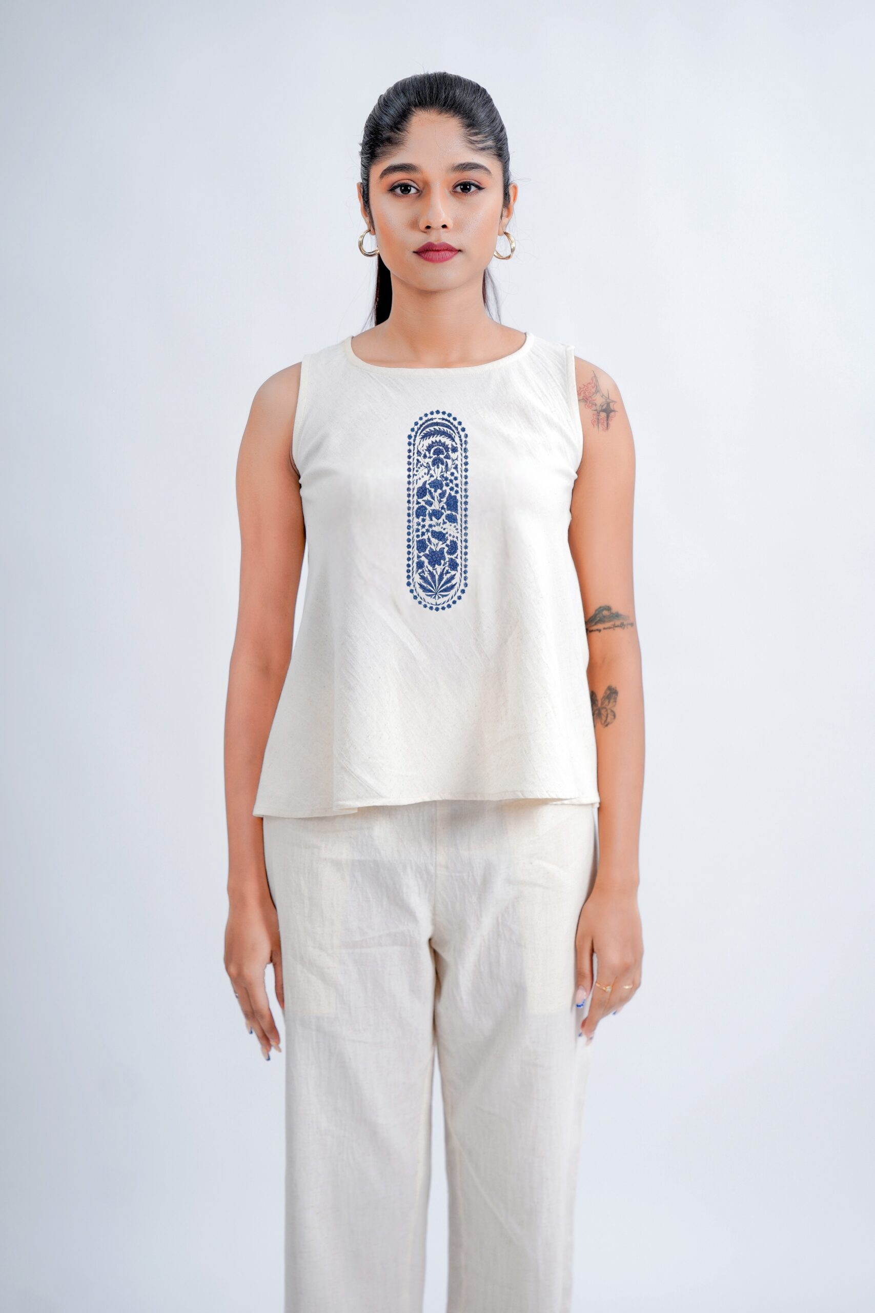 LINEN COTTON SHORT TOP  WITH INDIGO ARK MOTIF