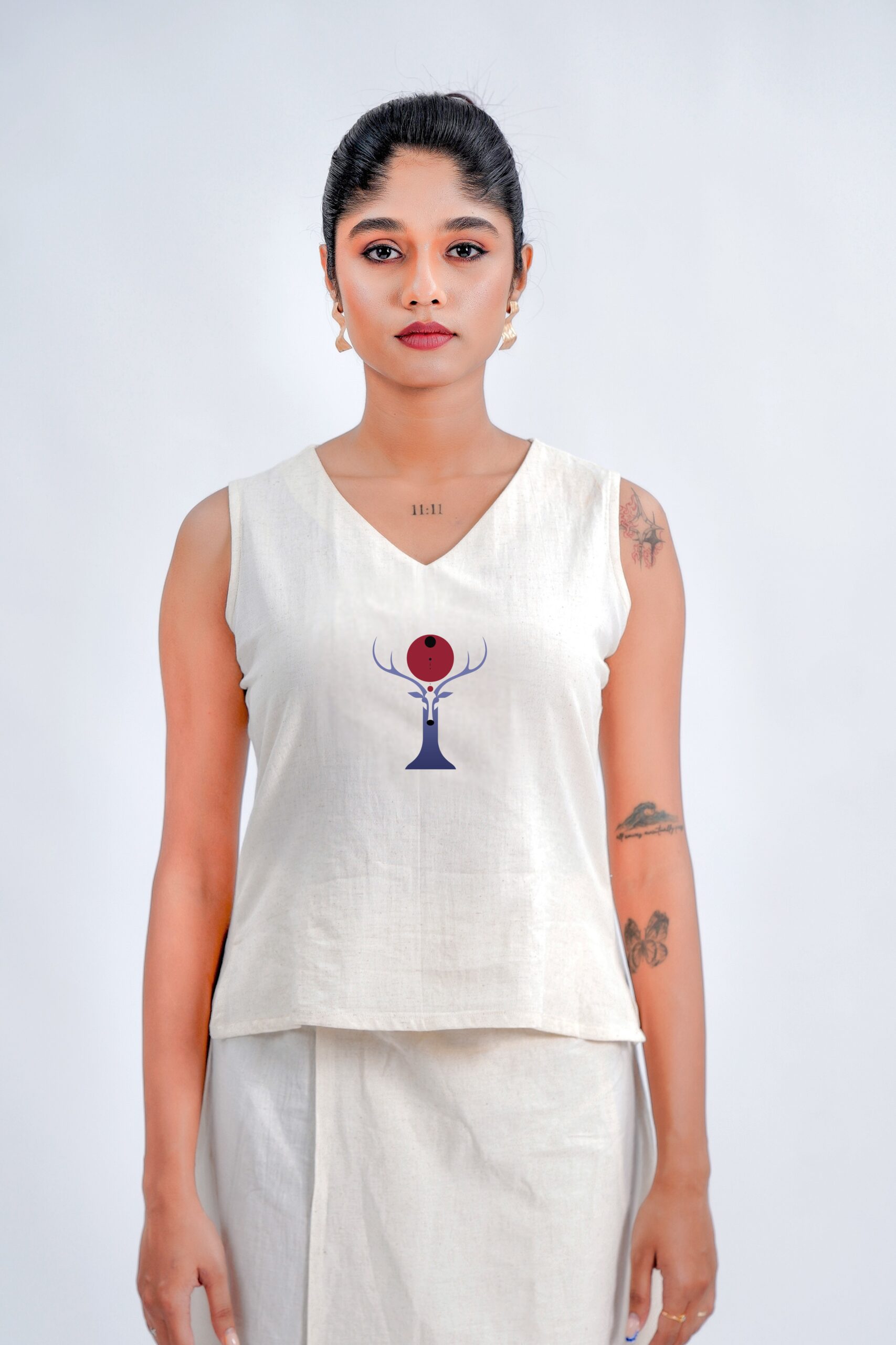LINEN COTTON SHORT TOP V NECK WITH RED MOON DEER MOTIF