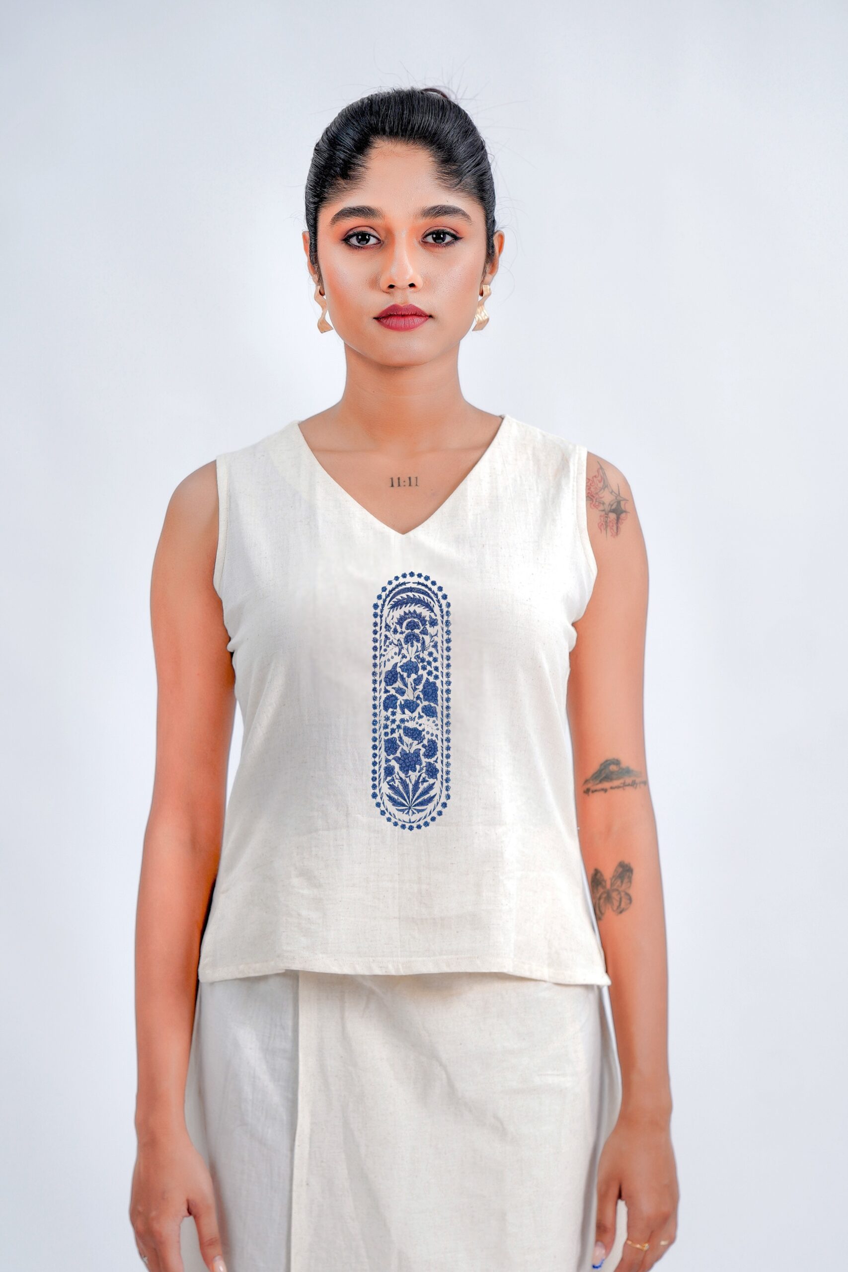 LINEN COTTON SHORT TOP V NECK WITH INDIGO ARK MOTIF