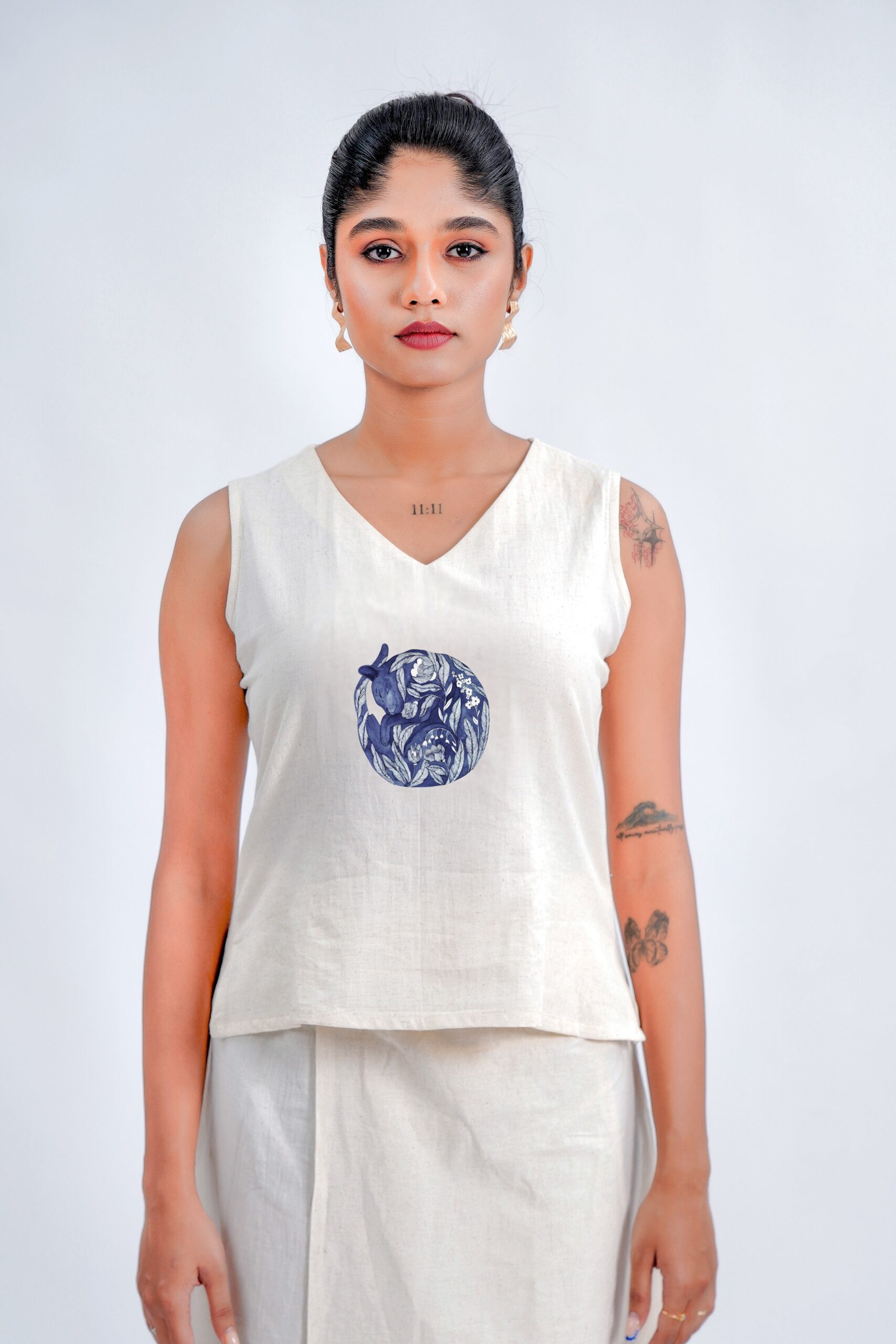 LINEN COTTON SHORT TOP V NECK WITH INDIGO CAT MOTIF
