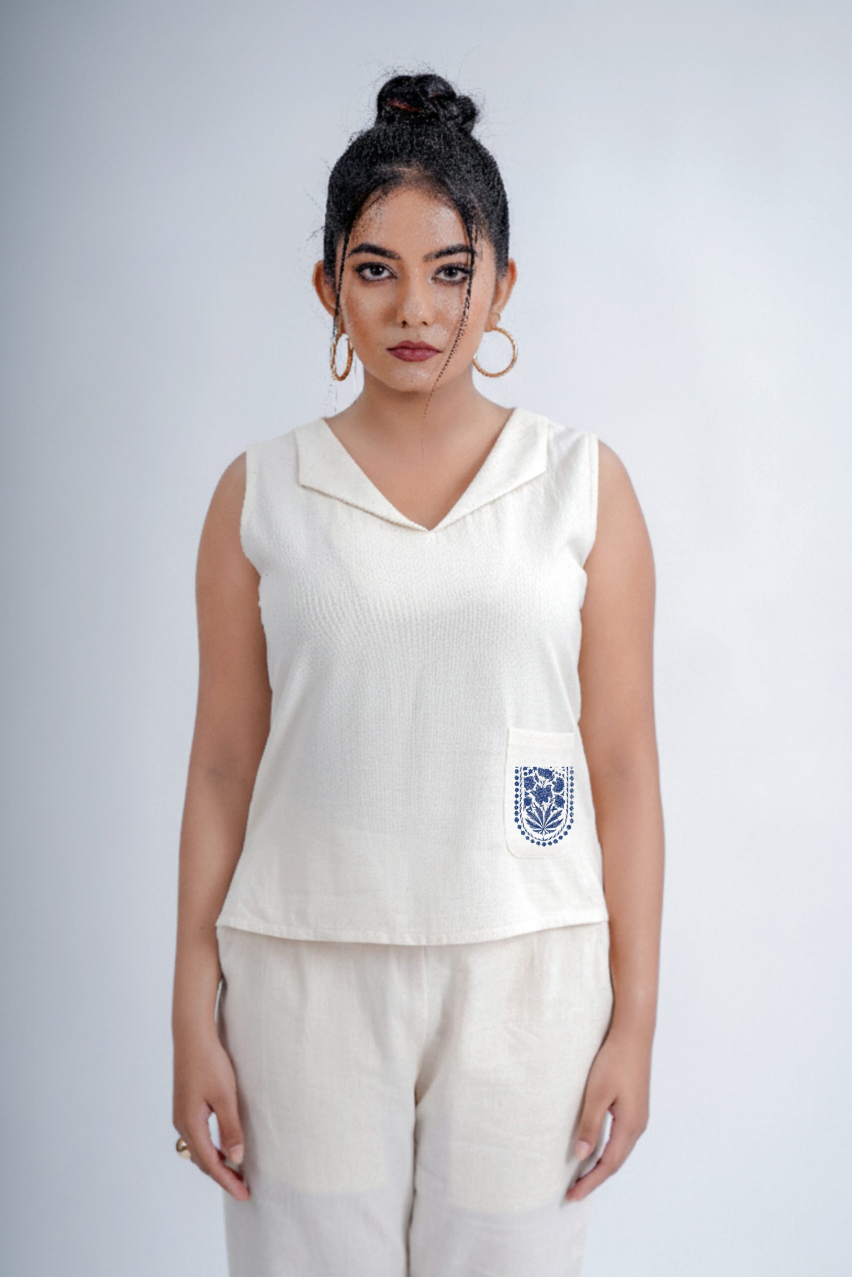 LINEN COTTON SHORT TOP NOTCHED COLLAR WITH INDIGO ARK MOTIF