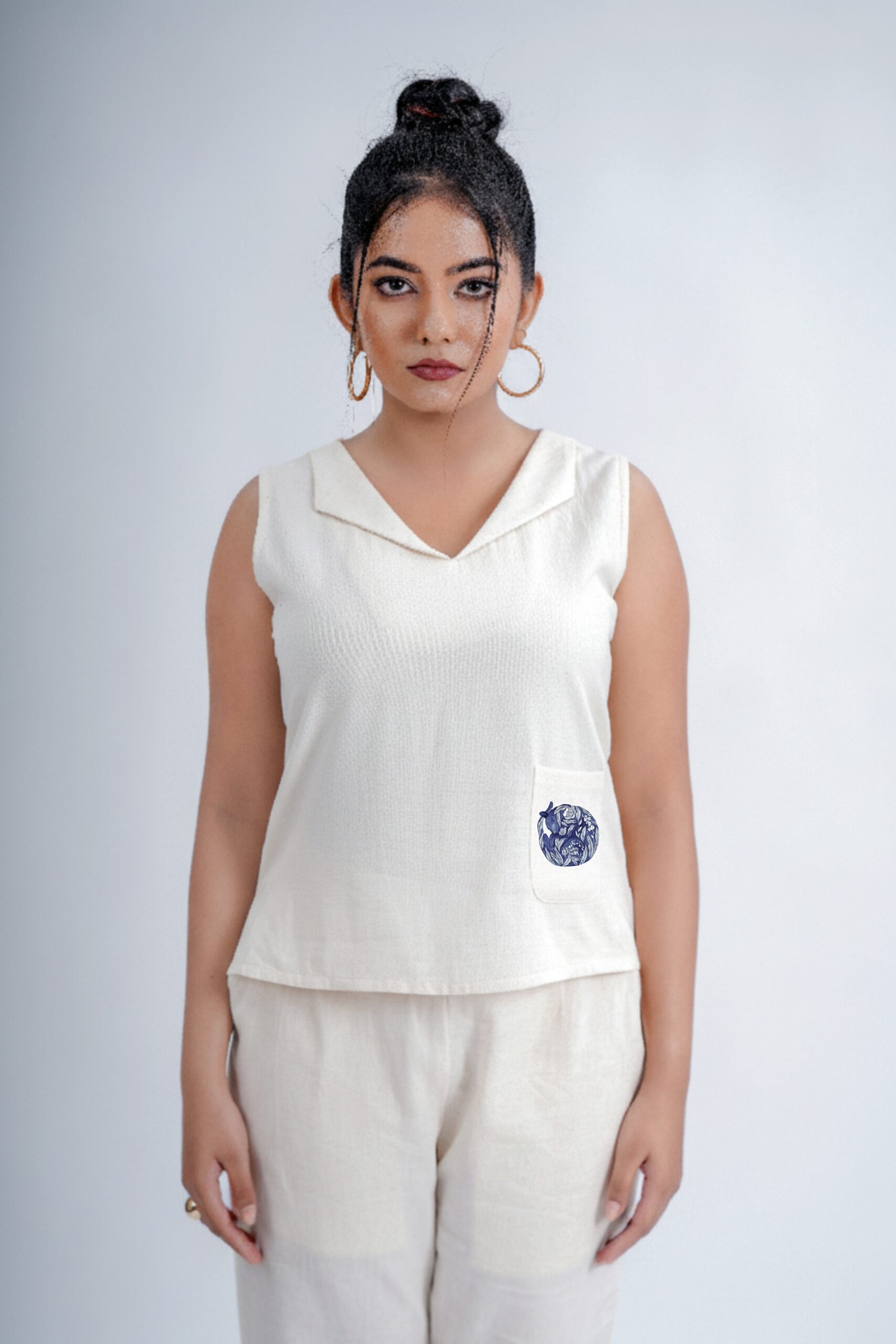 LINEN COTTON SHORT TOP NOTCHED COLLAR WITH INDIGO CAT MOTIF