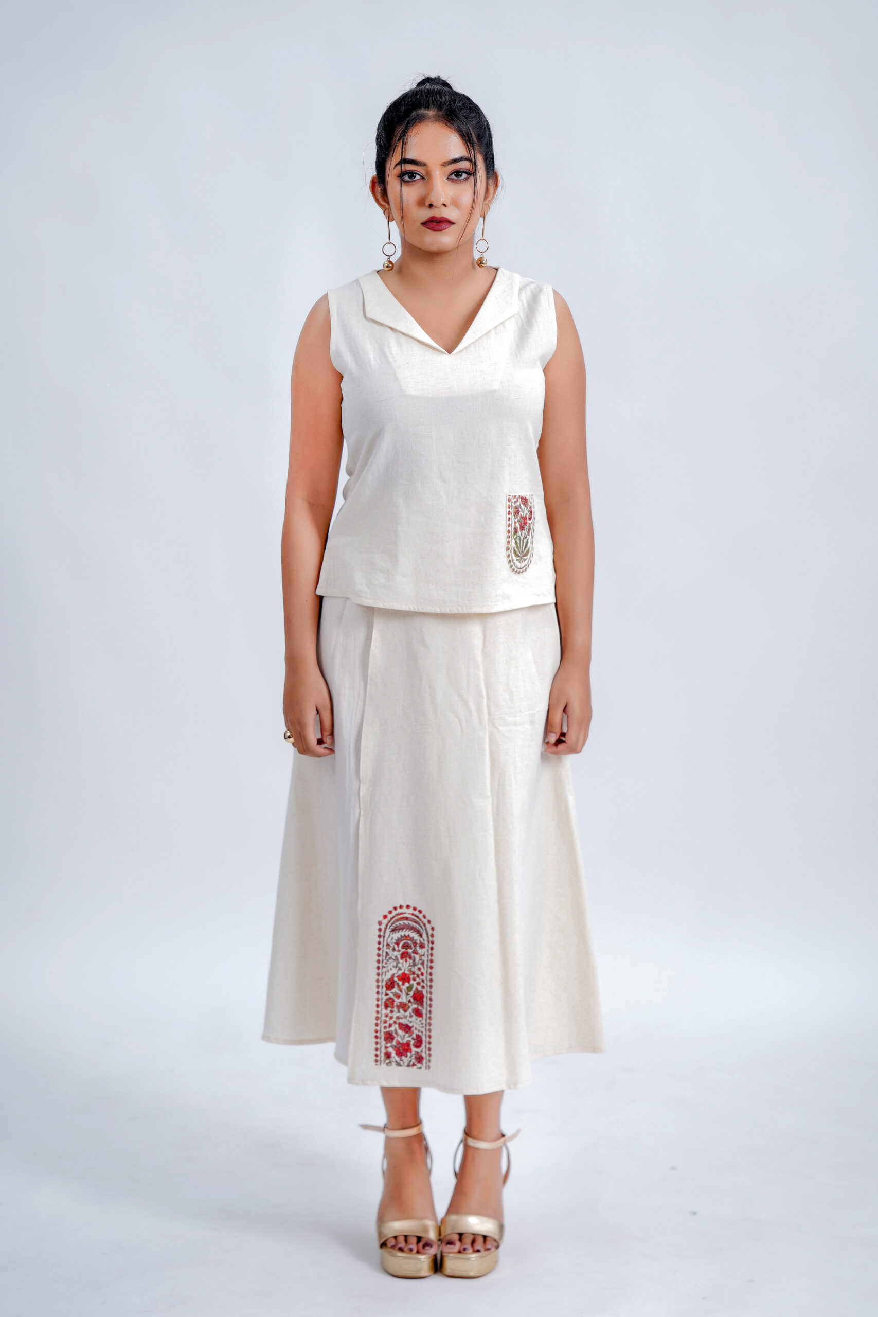 LINEN COTTON SHORT TOP NOTCHED COLLAR  WITH RED ARK MOTIF